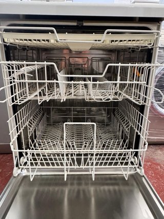 LAVAVAJILLAS MIELE TRES BANDEJAS EN BLANCO