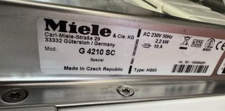 LAVAVAJILLAS MIELE TRES BANDEJAS EN BLANCO