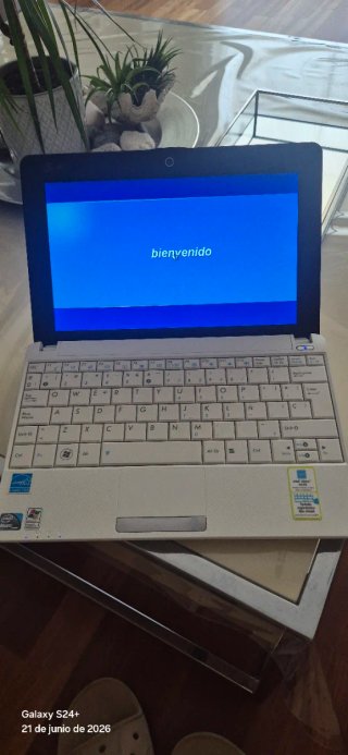 Netbook Asus Eee PC Bianco con Custodia Rossa