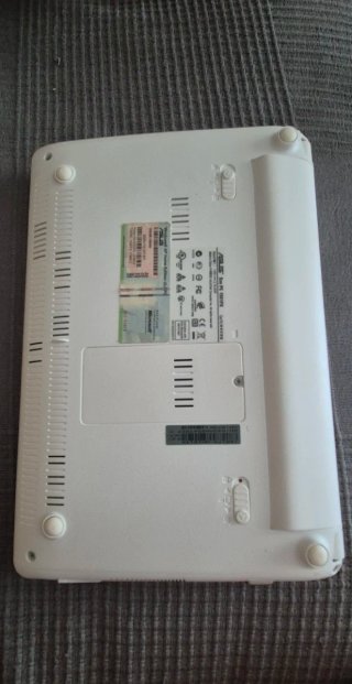 Netbook Asus Eee PC Bianco con Custodia Rossa