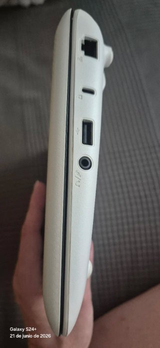 Netbook Asus Eee PC Bianco con Custodia Rossa