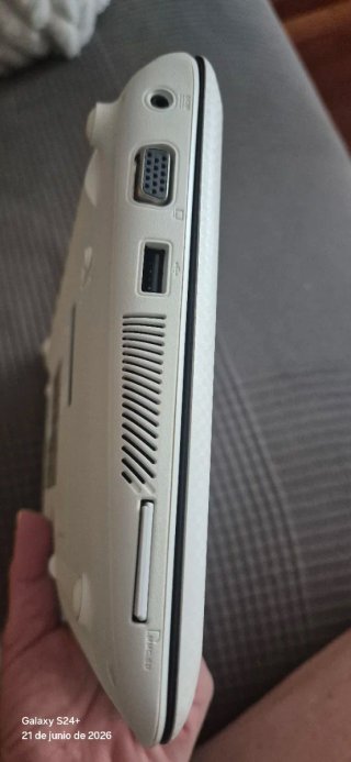 Netbook Asus Eee PC Bianco con Custodia Rossa