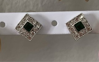 Conjunto de pendientes y colgante plateados