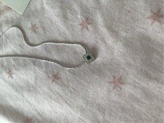 Conjunto de pendientes y colgante plateados