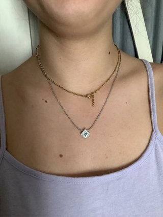 Conjunto de pendientes y colgante plateados