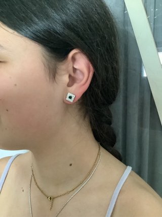Conjunto de pendientes y colgante plateados