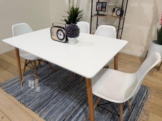 Mesa con 4 sillas nuevas de fábrica