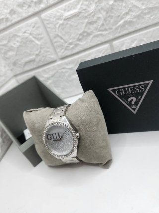 Reloj Guess plateado con pedrería