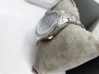 Reloj Guess plateado con pedrería