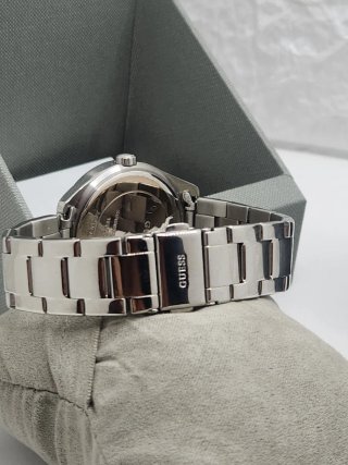 Reloj Guess plateado con pedrería