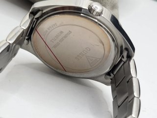 Reloj Guess plateado con pedrería
