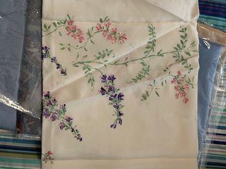 Foulard beige e viola con fiori