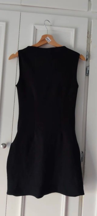 Vestido negro Zara sin mangas con detalle cinturón