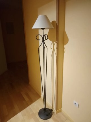 Lampara de hierro forjado negro de pie