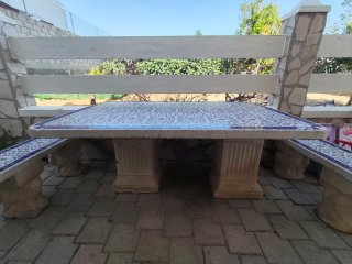 Conjunto de mesa y 4 bancos de mosaico cerámico