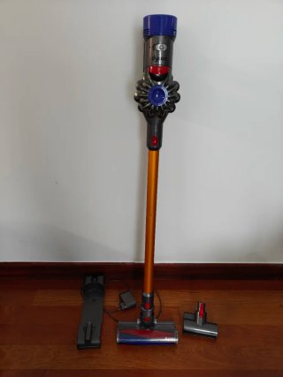 Dyson V8 funcionando con accesorios