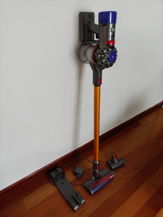 Dyson V8 funcionando con accesorios