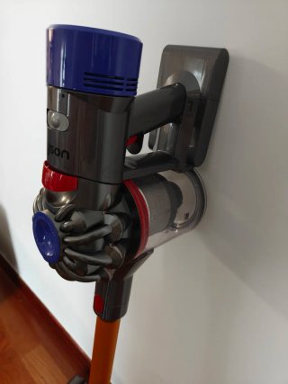 Dyson V8 funcionando con accesorios