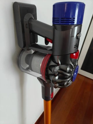Dyson V8 funcionando con accesorios