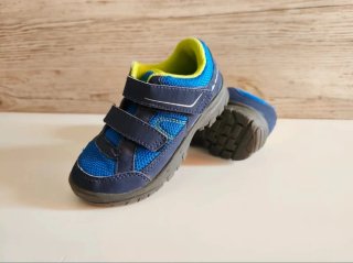Lote zapatillas montaña, deporte y crocs niño 26