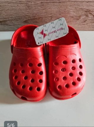 Lote zapatillas montaña, deporte y crocs niño 26