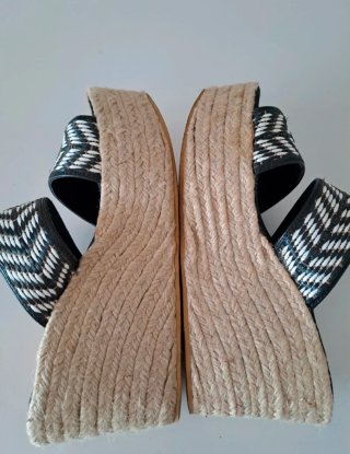 Cuñas Gioseppo Beige y Negro