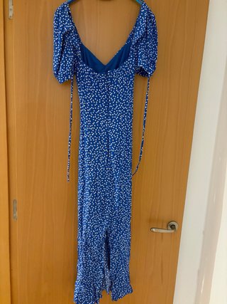 Vestido azul con lunares blancos