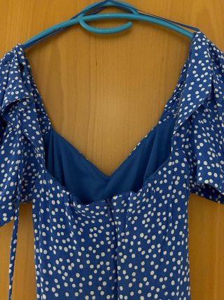 Vestido azul con lunares blancos