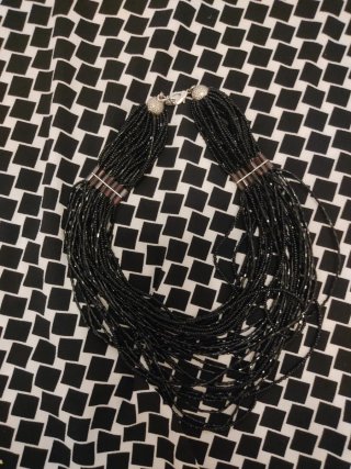 Collana nera con perline