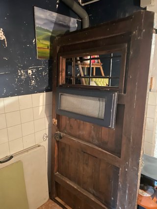 Puerta de madera rústica con reja