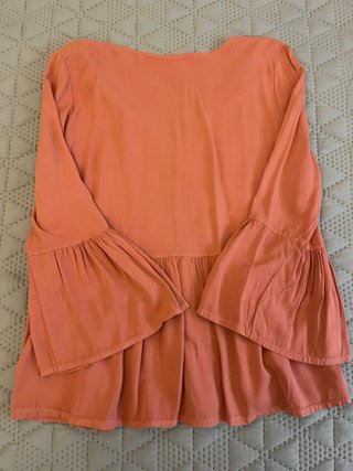Blusa coral con bordado floral