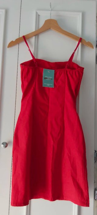 Vestido rojo entallado con detalles