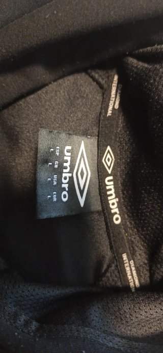 Sudadera con capucha Umbro negra