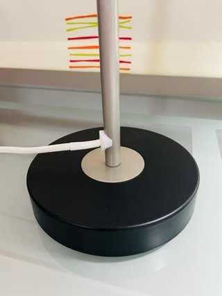 Lámpara de mesa flexible negra y plateada