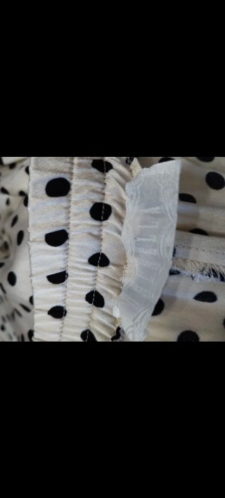 Pantalones de lunares beige y negros