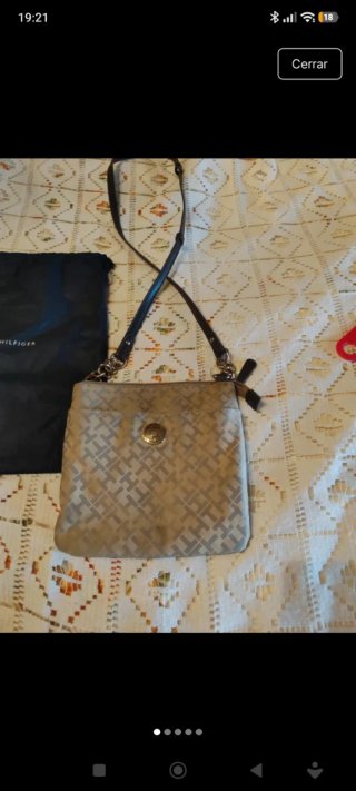 Bolso bandolera Tommy Hilfiger beige y dorado