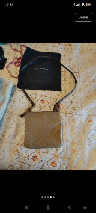 Bolso bandolera Tommy Hilfiger beige y dorado
