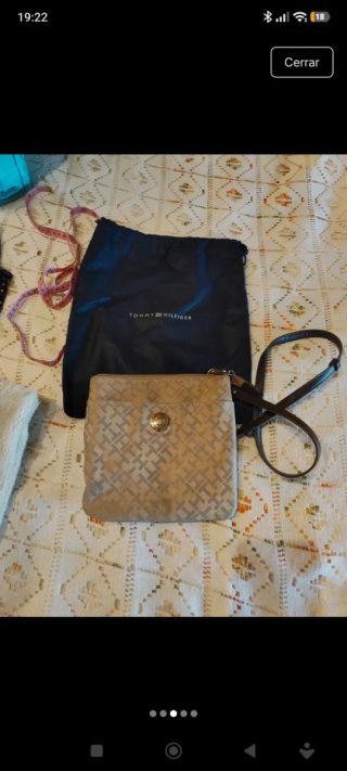 Bolso bandolera Tommy Hilfiger beige y dorado