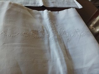 Lenzuolo di lino ricamato a mano