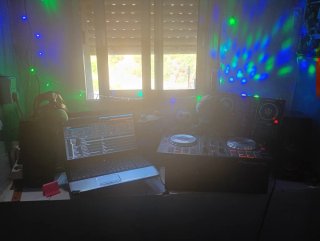 Equipo DJ: Mesa Mezclas + Portátil + altavoces