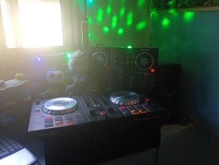Equipo DJ: Mesa Mezclas + Portátil + altavoces