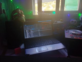 Equipo DJ: Mesa Mezclas + Portátil + altavoces