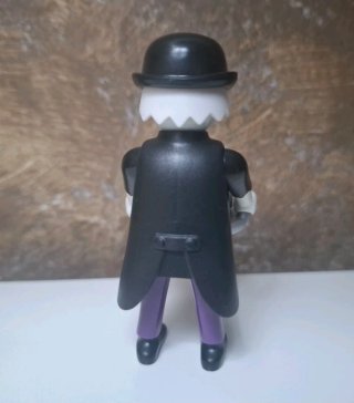 Playmobil serie 10 chico mayordomo zombi