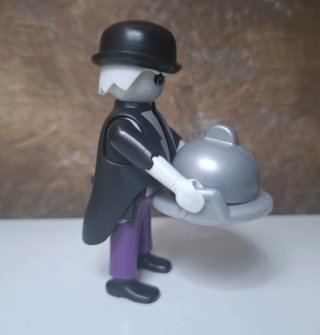 Playmobil serie 10 chico mayordomo zombi