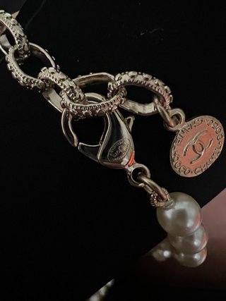Collar perlas Chanel colgante CC