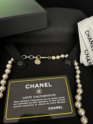 Collar perlas Chanel colgante CC