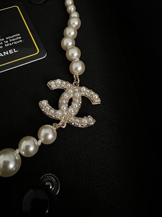 Collar perlas Chanel colgante CC