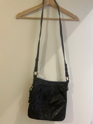 Bolso negro de cuero con grabado