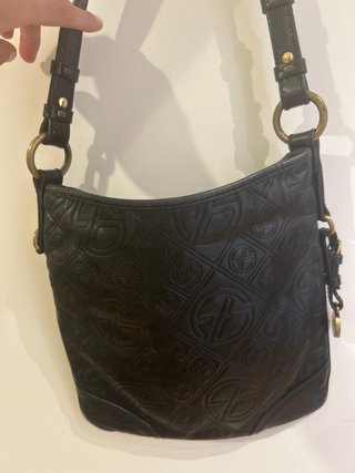 Bolso negro de cuero con grabado