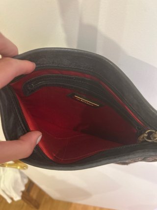 Bolso negro de cuero con grabado